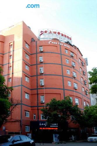 Appartement met airconditioning. Kunming aan zijn voeten!