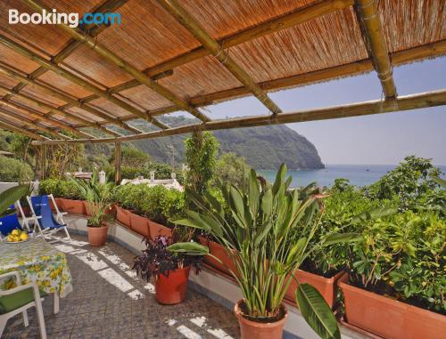 Apartamento com berço em Ischia. Com terraço!