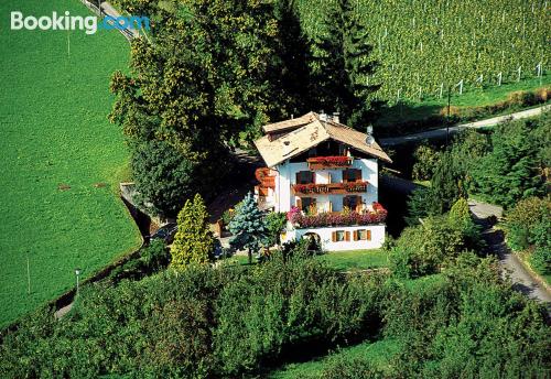 Petit appartement à Tirolo. Terrasse et Wifi!