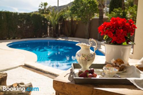 Appartement avec piscine et l'air concdetionné. Wifi et terrasse