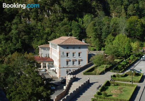 Apartamento adequado para cães à Covadonga. Internet e terraço