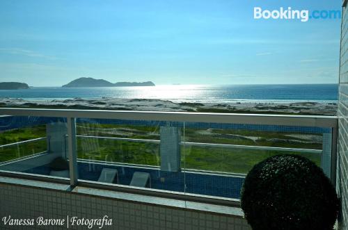 Apartamento cães bem-vindos à Cabo Frio. Terraço e piscina