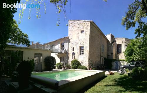 Swimming pool and wifi apartment in Avignon convenient for couples