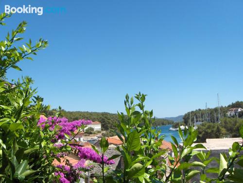 Apartamento bien ubicado con terraza para dos personas