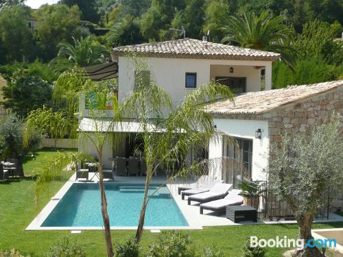 Appartement avec terrasse. Saint-Paul-de-Vence à vos pieds!