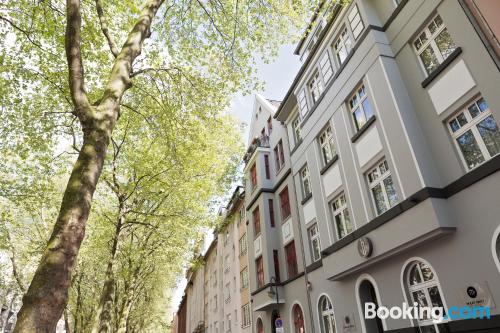 Umfangreiche Wohnung in Düsseldorf. Internet und Terrasse