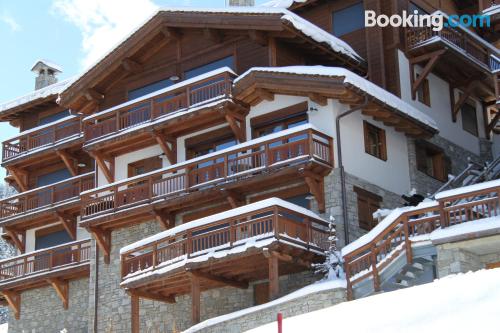 Dans une position centrale et terrasse à La Tania. Idéale pour des familles