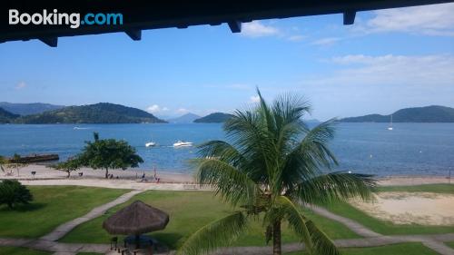 Énorme appartement avec deux chambres. Angra Dos Reis à vos pieds!