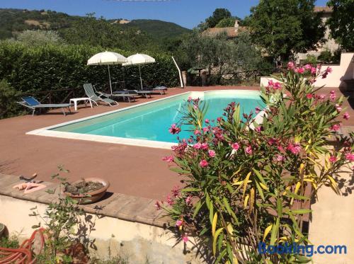 Adequado para cães. Terraço e piscina