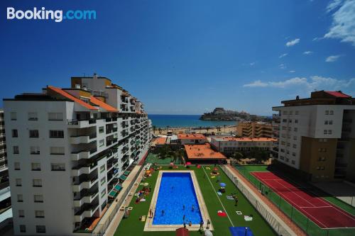 Apartamento em Peníscola. Terraço e piscina