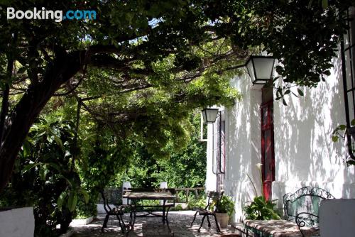 Apartamento de un dormitório perto de todas as atrações. Terraço e piscina