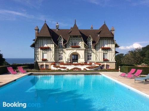 Piscina y conexión a internet en Deauville ¡con vistas!.