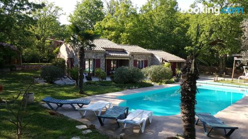 Pequeño apartamento en Fayence con piscina