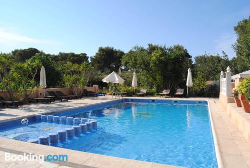 Apartamento com ar condicionado. Terraço e piscina.