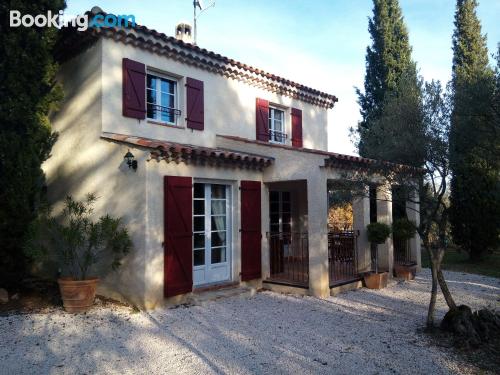 Confortable appartement avec piscine. À Cotignac