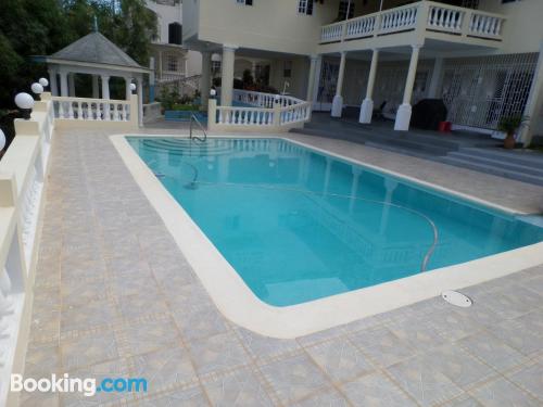 Apartamento con piscina y aire acondicionado