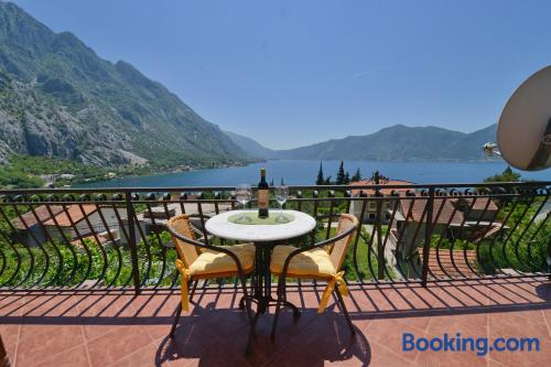 Apartamento adequado para crianças em Kotor. Terraço!