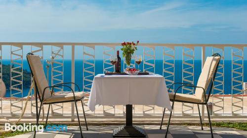 Grand appartement avec deux chambres. Wifi et terrasse