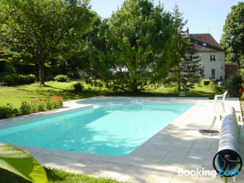 Goed gelegen Vernou-sur-Brenne app, met zwembad
