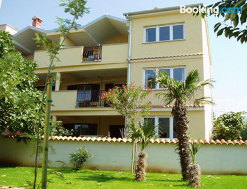 Spacieux appartement. Avec terrasse!