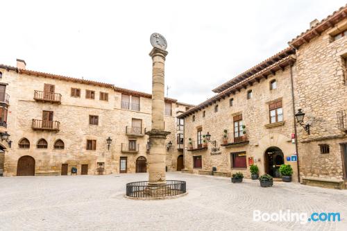 Apartamento con terraza y conexión a internet en Cretas y aire acondicionado