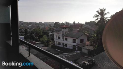 Ferienwohnung für zwei personen in Dehiwala. Balkon!.