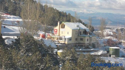 Breed appartement em Güéjar-Sierra. Verwarming en internet