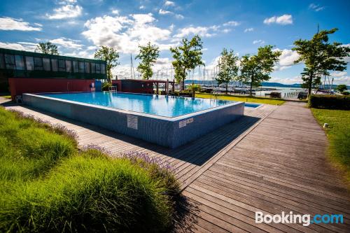 Apartamento em Balatonlelle. Terraço e piscina