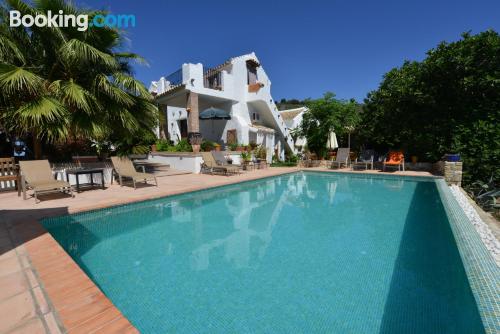 Pequeno apartamento. Terraço e piscina