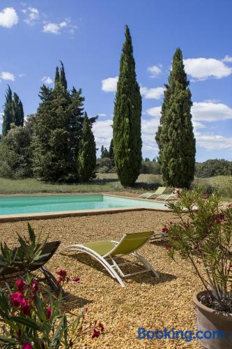 Apartamento em Saint-Quentin-la-Poterie. Terraço!