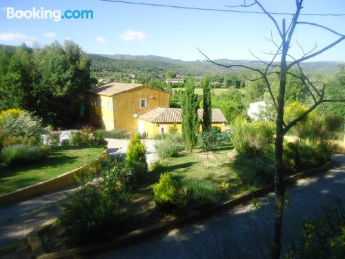 Apartamento con terraza y conexión a internet en Salernes y piscina