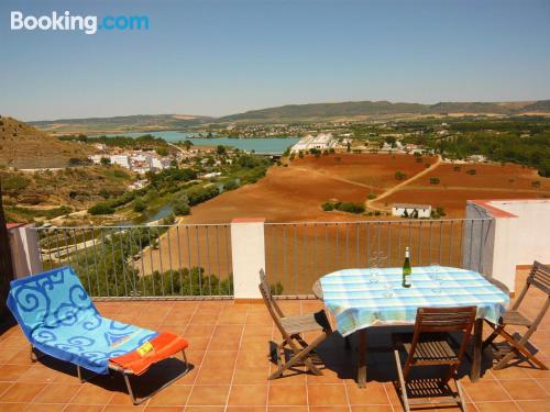 Prático apartamento para duas pessoas. Com terraço!