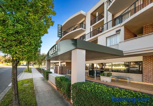 Apartamento con vistas y conexión a internet en Box Hill para parejas.