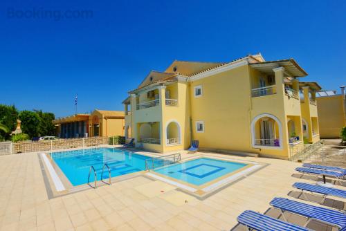 Appartement adapté pour les chiens à Gouvia. Piscine et terrasse.