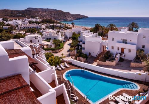 Apartamento adequado para cães à Agua Amarga. Terraço e piscina