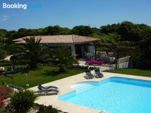 Estudio pequeño con piscina