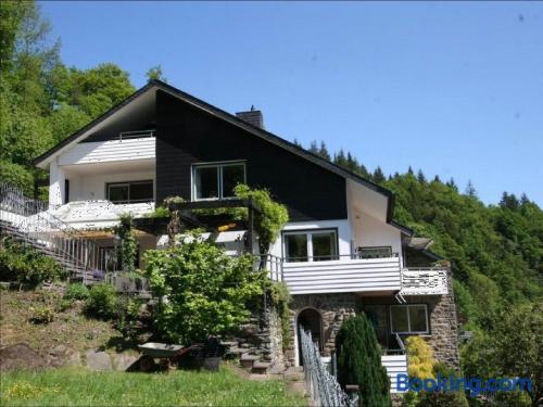 Amplo apartamento em Monschau. Terraço e piscina