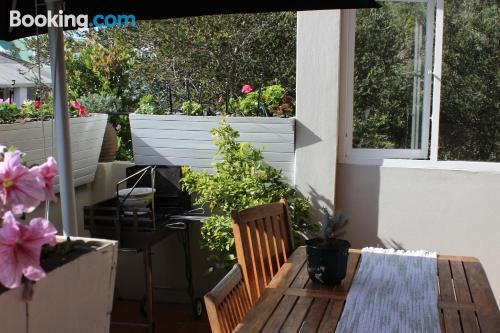 Wohnung mit Terrasse. Mit Kinderbett