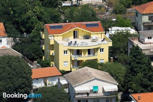 Appartement de 1 pièce près de toutes les attractions. Avec terrasse!