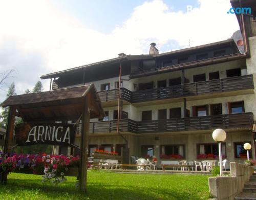 Prático apartamento com dois quartos. Terraço e piscina