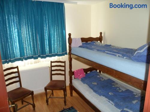 Litera en habitación compartida masculina